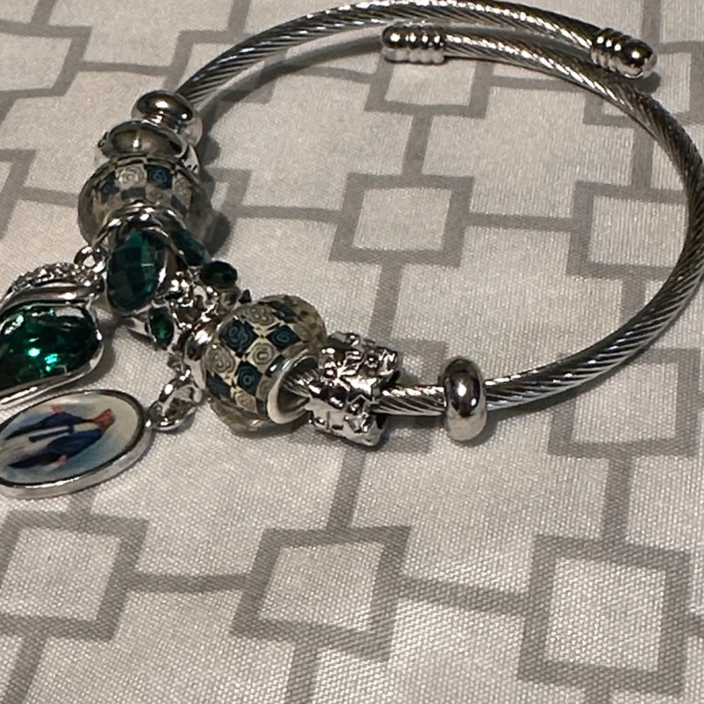 Chic Silver and Green Charm Bracelet - Picture 5 of 7